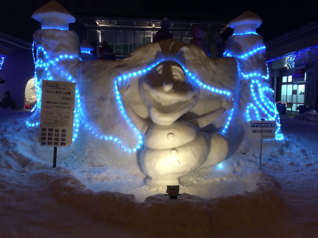 横手の雪像